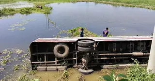 ঢাকা-পাটুরিয়া মহাসড়কে বাস খাদে, আহত ১৩
